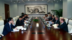 副外长张业遂与伊朗常务副外长萨尔马迪举行会谈